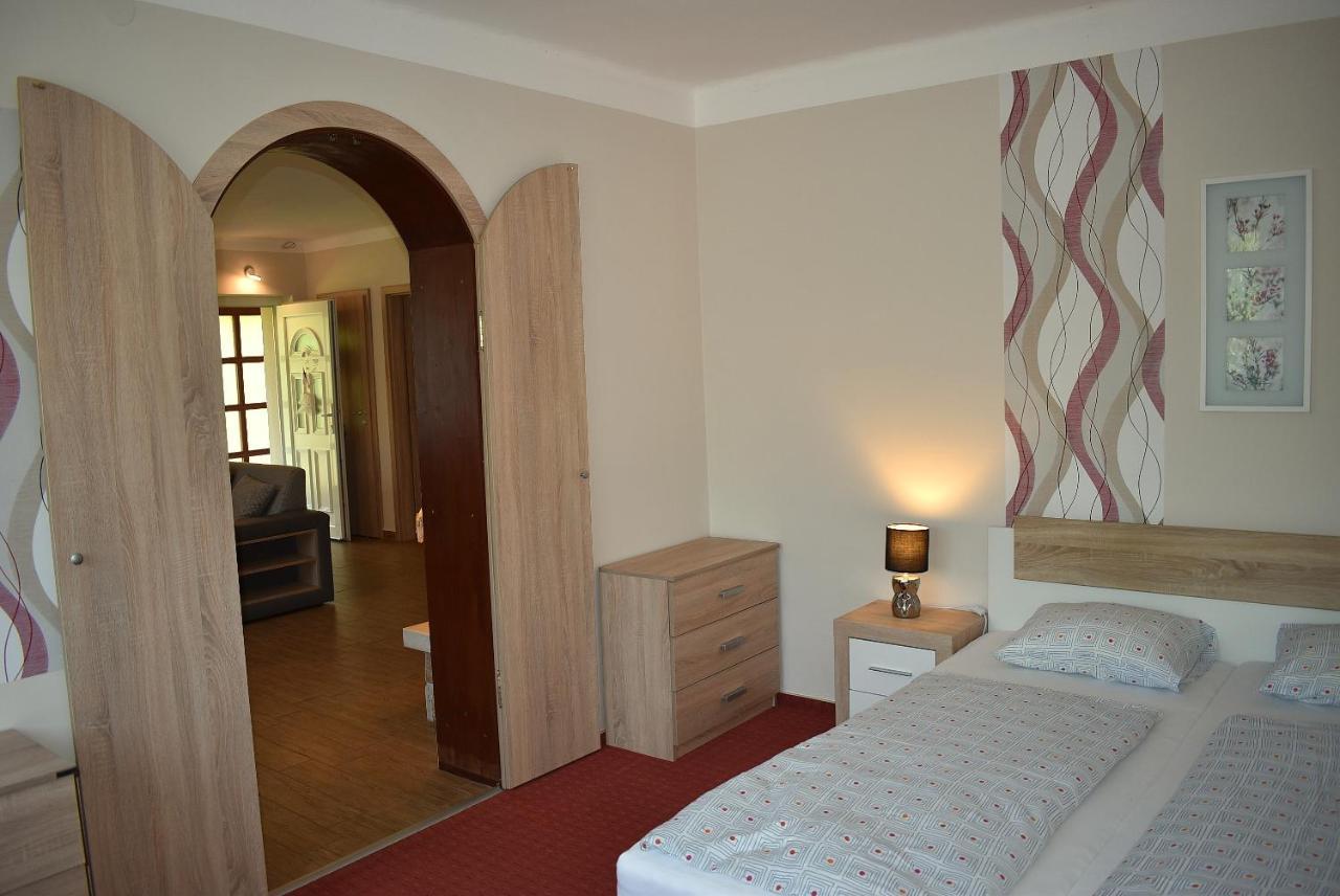 Tanay Vendeghaz Villa Balatonfured Exterior photo