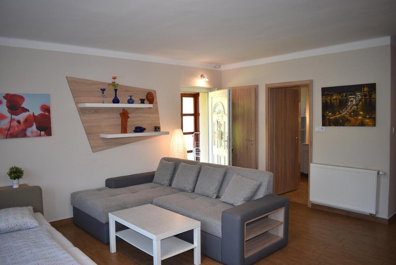 Tanay Vendeghaz Villa Balatonfured Exterior photo